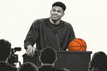 練習後の会見台で穏やかに話すヤニス・アデトクンボ