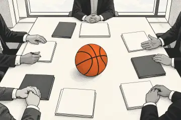 会議テーブルに並ぶ書類とバスケットボールを見下ろす構図